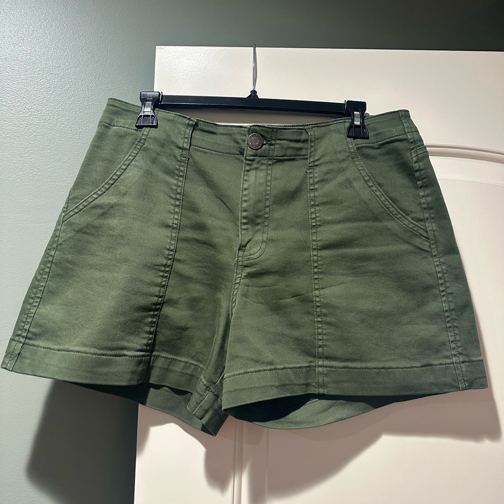 Kut from the Kloth Jane high rise short. 
Size 8 and only worn once.
